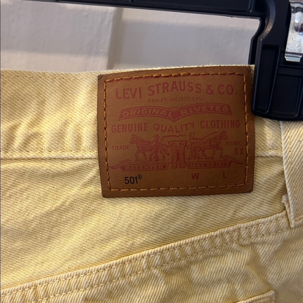 Yellow Levi’s Jean shorts size 28 - Picture 3 of 7